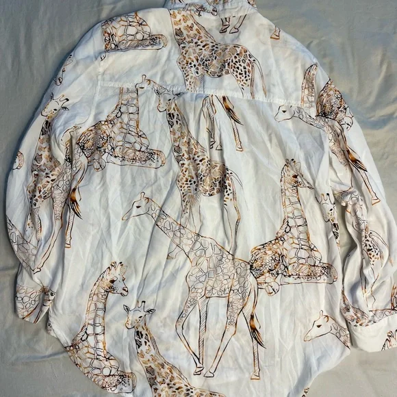 Jane + Delancey White Giraffe Print Button-Up Shirt Size Medium - Picture 3 of 7
